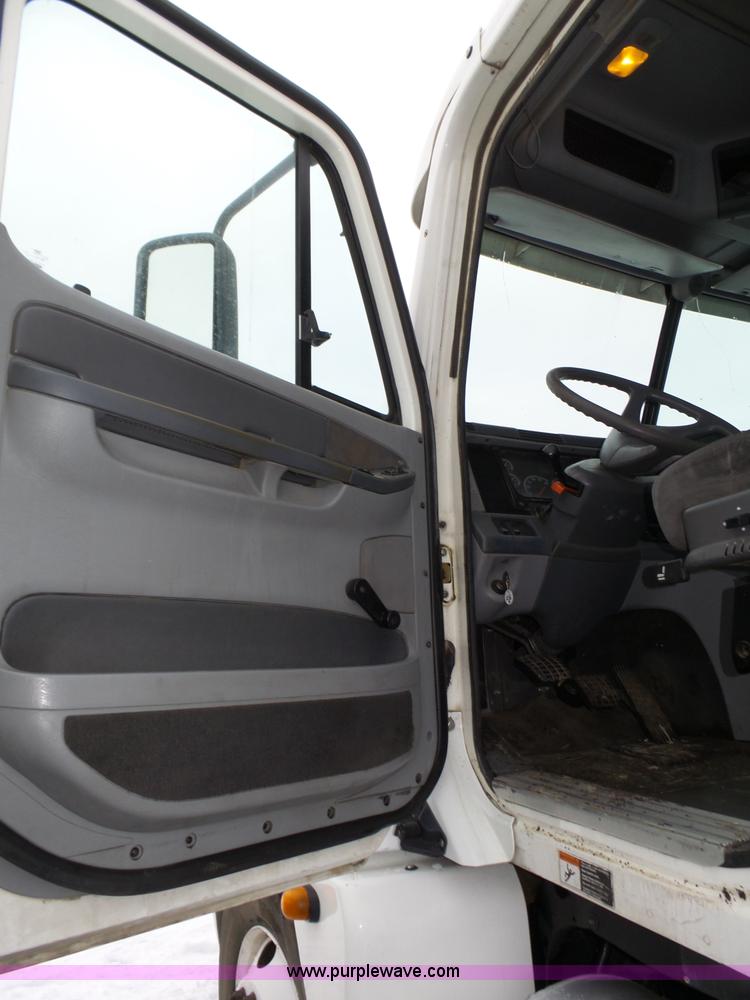 image for item J8795 2005 Freightliner Columbia semi truck