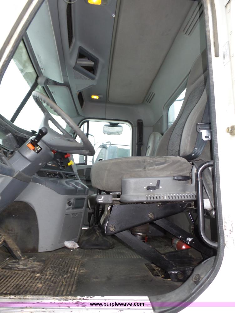 image for item J8795 2005 Freightliner Columbia semi truck