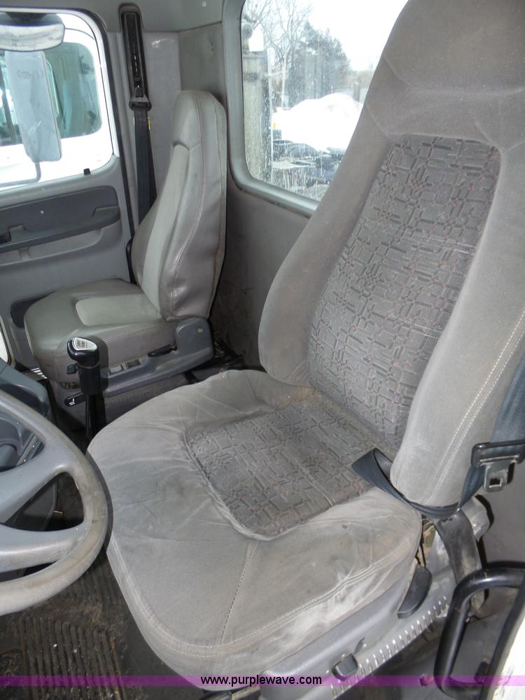 image for item J8795 2005 Freightliner Columbia semi truck