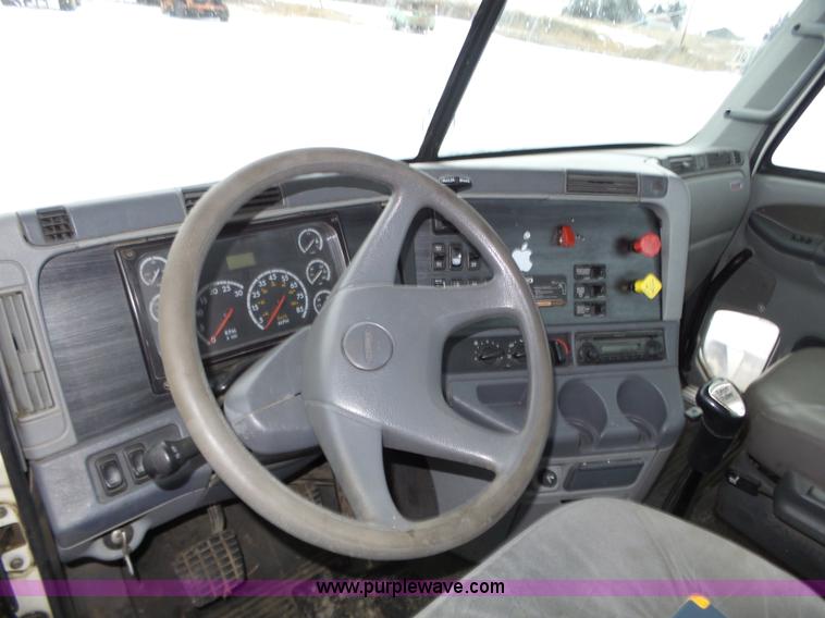 image for item J8795 2005 Freightliner Columbia semi truck