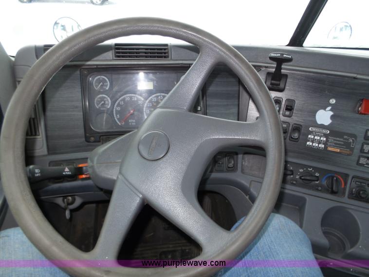 image for item J8795 2005 Freightliner Columbia semi truck