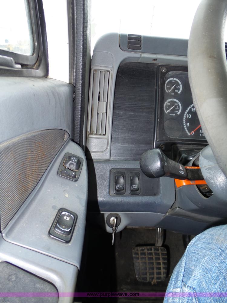 image for item J8795 2005 Freightliner Columbia semi truck