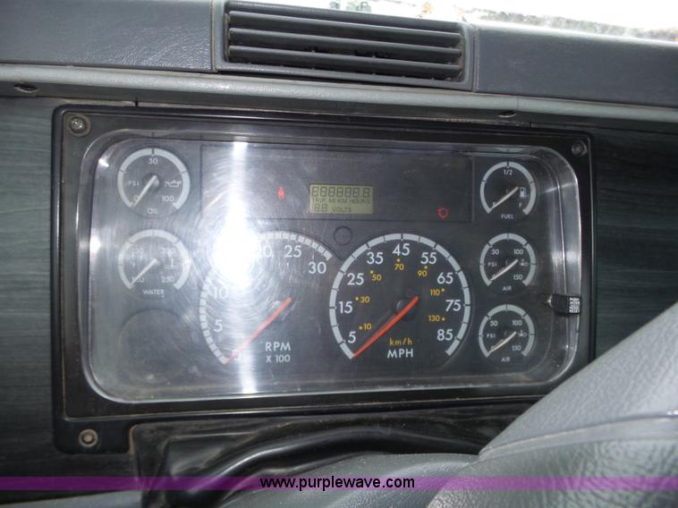 image for item J8795 2005 Freightliner Columbia semi truck