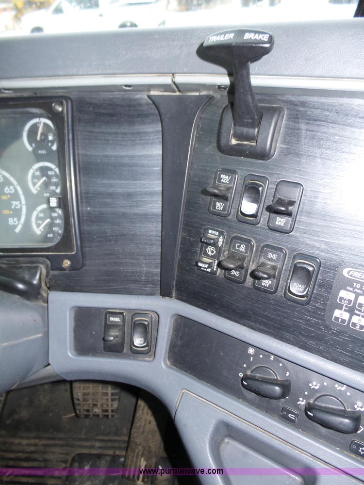 image for item J8795 2005 Freightliner Columbia semi truck