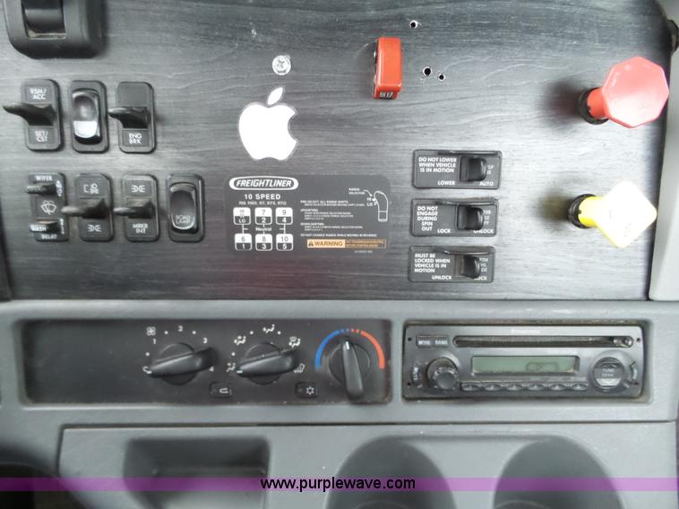 image for item J8795 2005 Freightliner Columbia semi truck