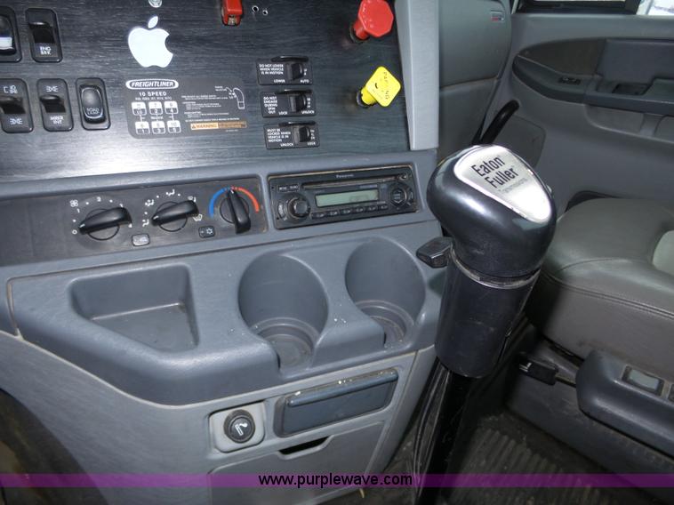 image for item J8795 2005 Freightliner Columbia semi truck