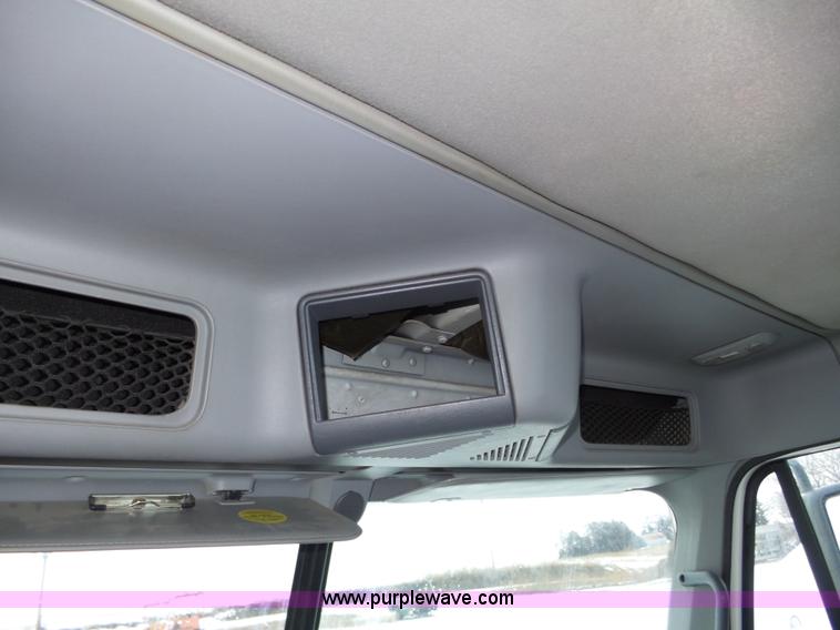 image for item J8795 2005 Freightliner Columbia semi truck