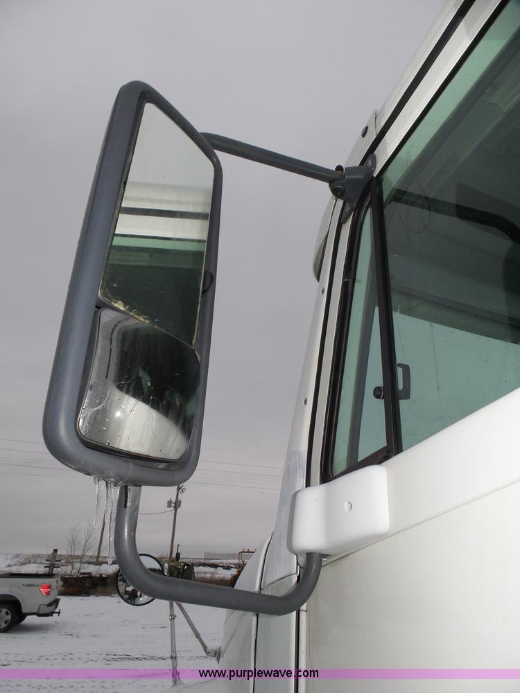 image for item J8795 2005 Freightliner Columbia semi truck