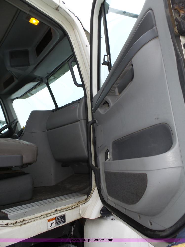 image for item J8795 2005 Freightliner Columbia semi truck