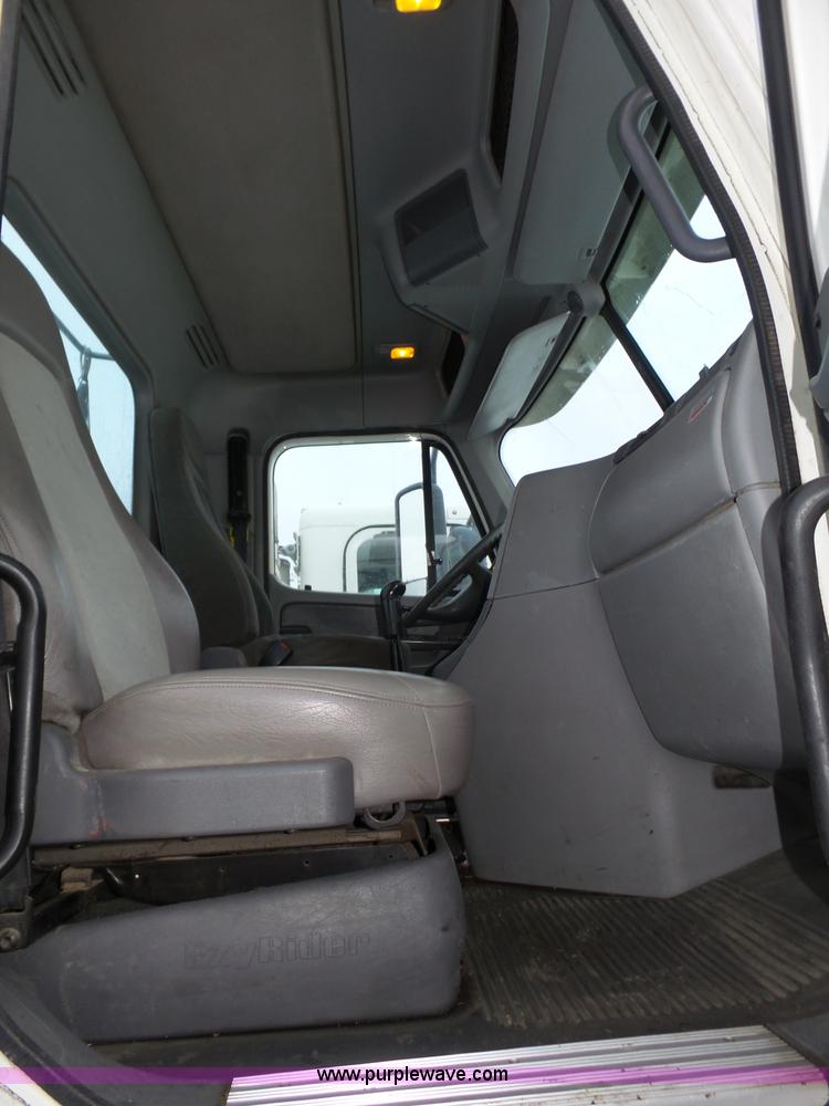 image for item J8795 2005 Freightliner Columbia semi truck