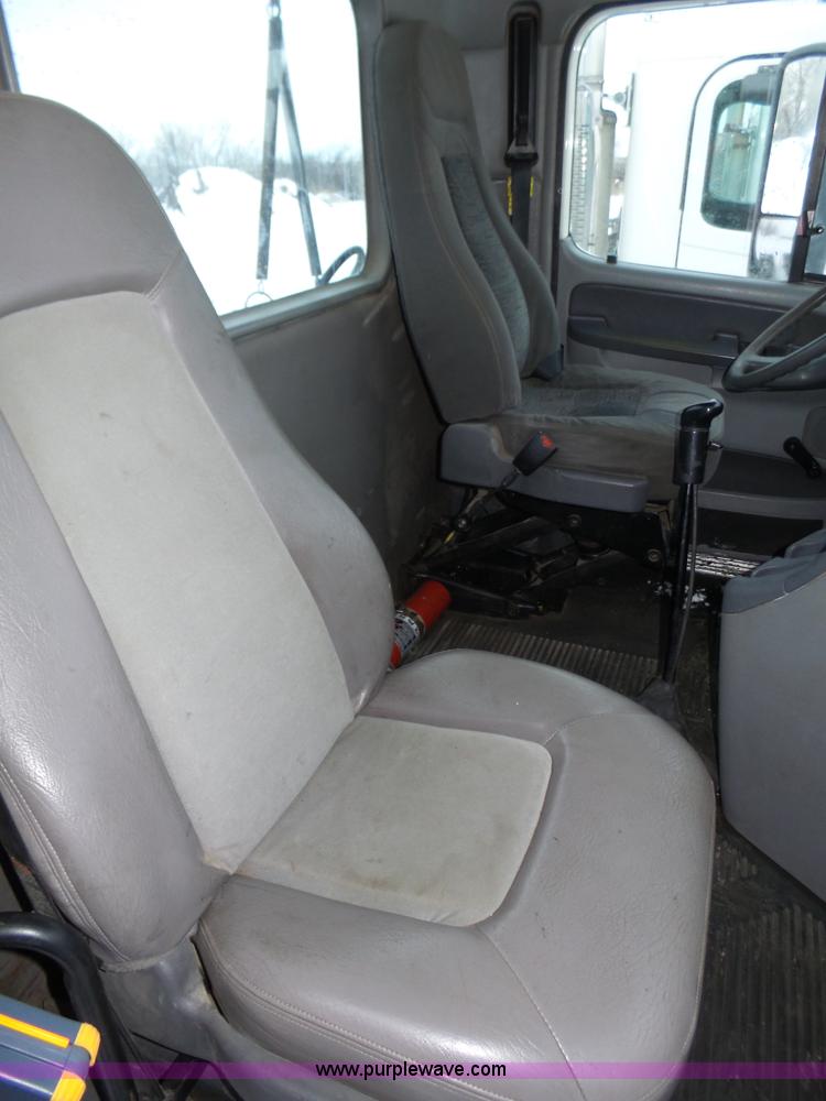 image for item J8795 2005 Freightliner Columbia semi truck