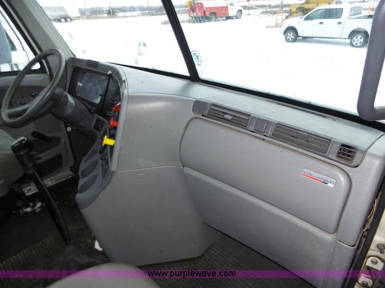 image for item J8795 2005 Freightliner Columbia semi truck