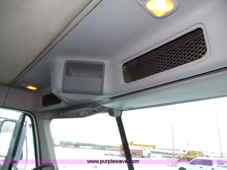 image for item J8795 2005 Freightliner Columbia semi truck