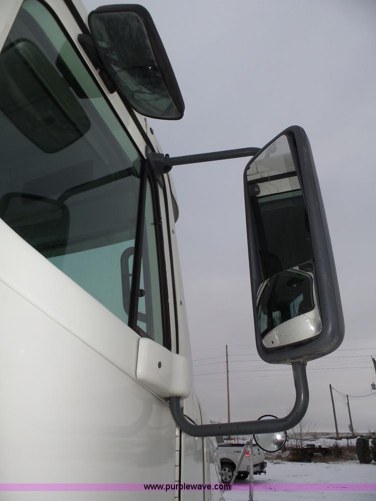 image for item J8795 2005 Freightliner Columbia semi truck