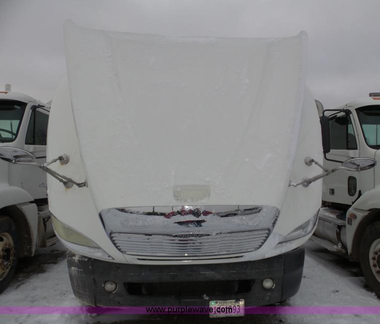 image for item J8795 2005 Freightliner Columbia semi truck