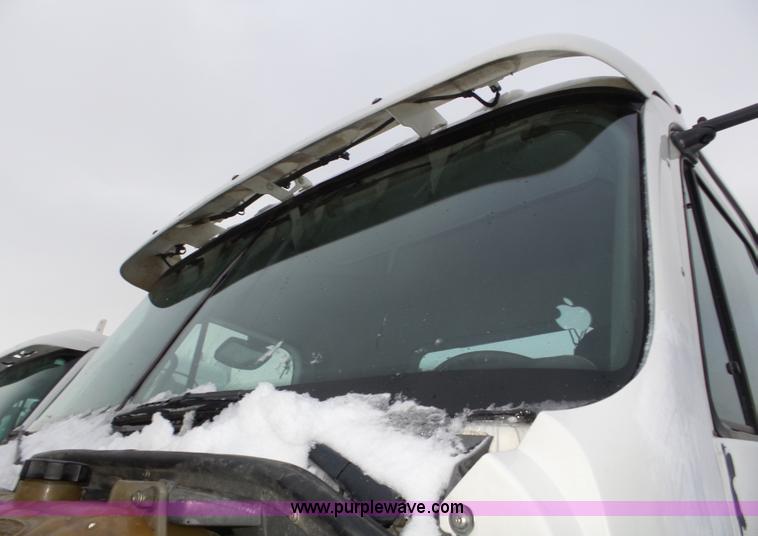 image for item J8795 2005 Freightliner Columbia semi truck