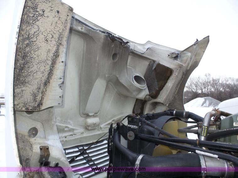 image for item J8795 2005 Freightliner Columbia semi truck