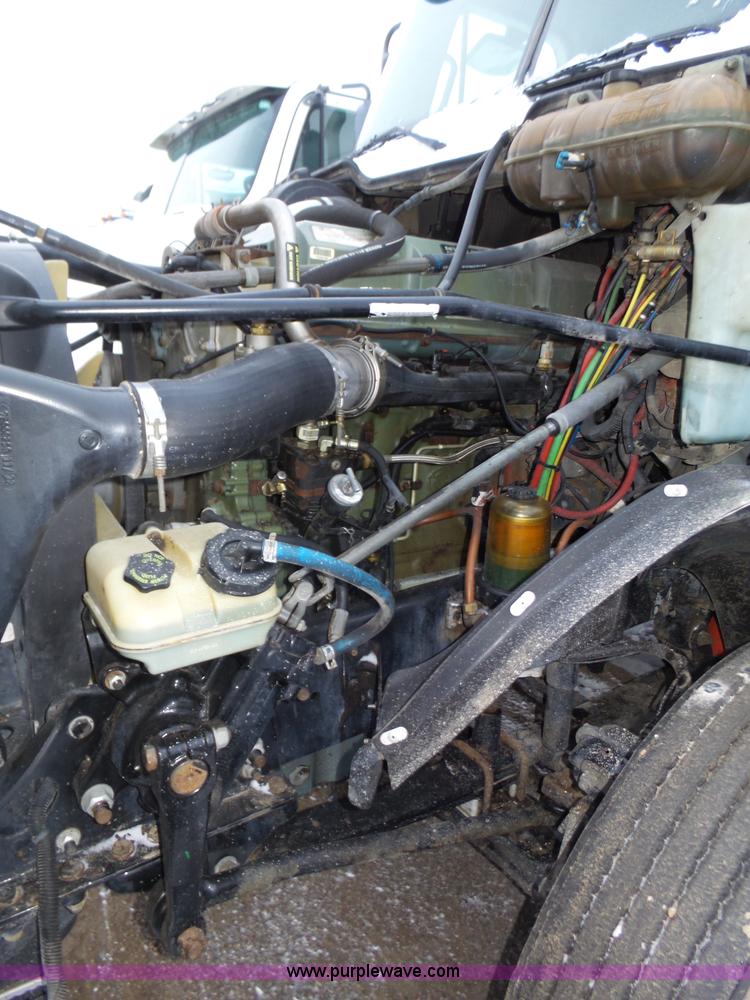 image for item J8795 2005 Freightliner Columbia semi truck