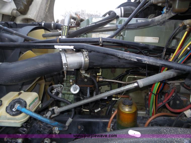 image for item J8795 2005 Freightliner Columbia semi truck