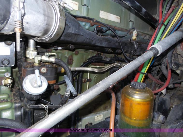 image for item J8795 2005 Freightliner Columbia semi truck