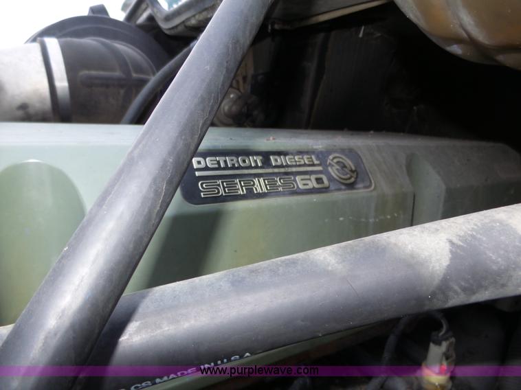 image for item J8795 2005 Freightliner Columbia semi truck