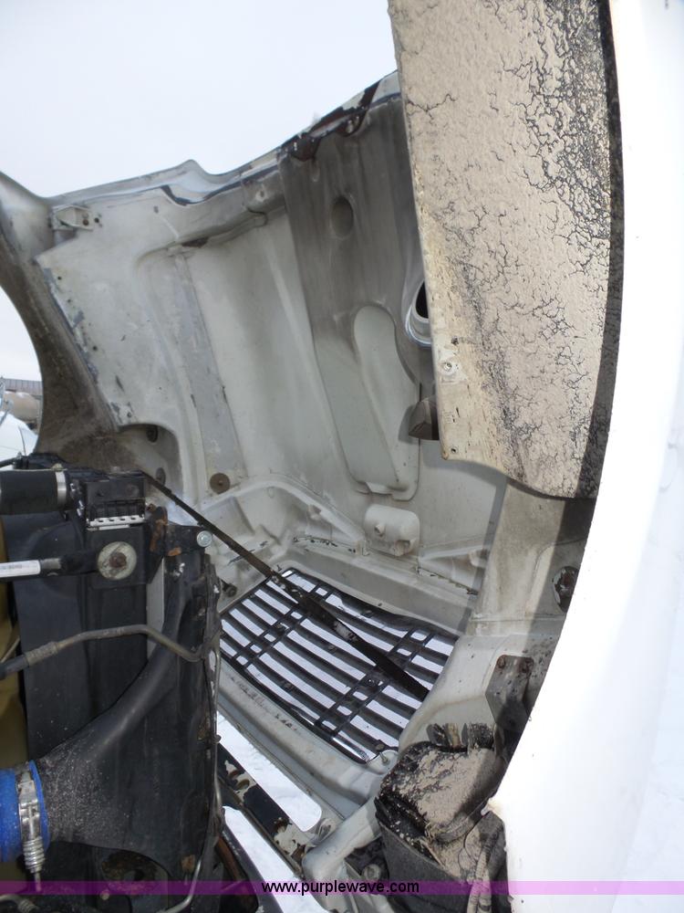 image for item J8795 2005 Freightliner Columbia semi truck