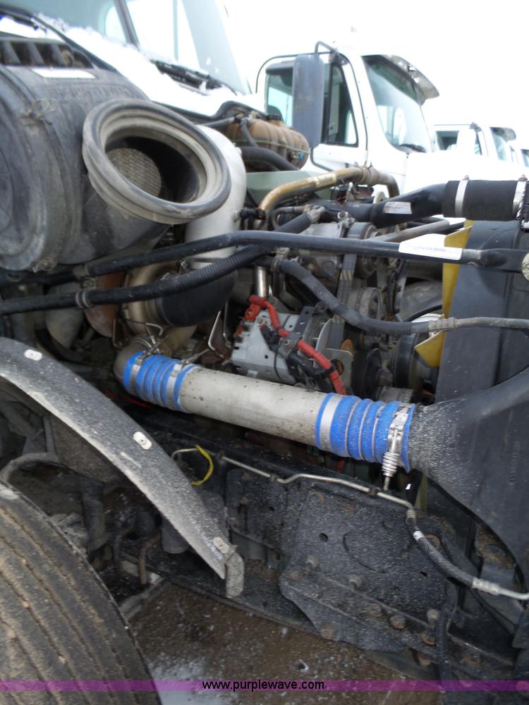 image for item J8795 2005 Freightliner Columbia semi truck