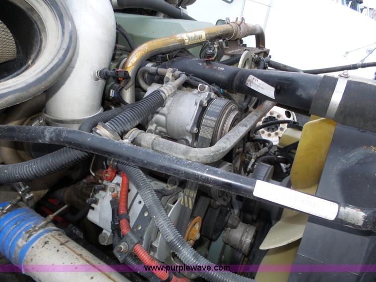 image for item J8795 2005 Freightliner Columbia semi truck