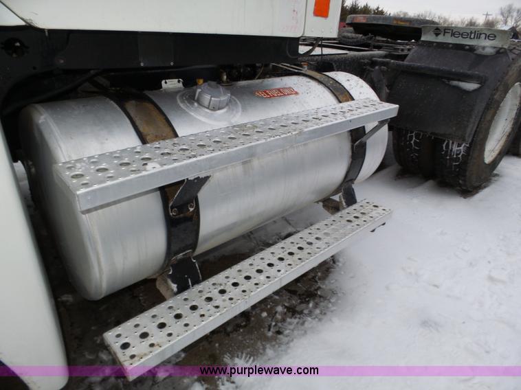 image for item J8795 2005 Freightliner Columbia semi truck