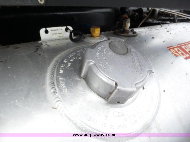 image for item J8795 2005 Freightliner Columbia semi truck