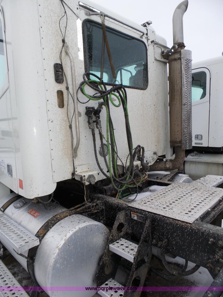 image for item J8795 2005 Freightliner Columbia semi truck
