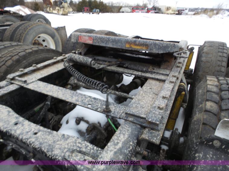 image for item J8795 2005 Freightliner Columbia semi truck