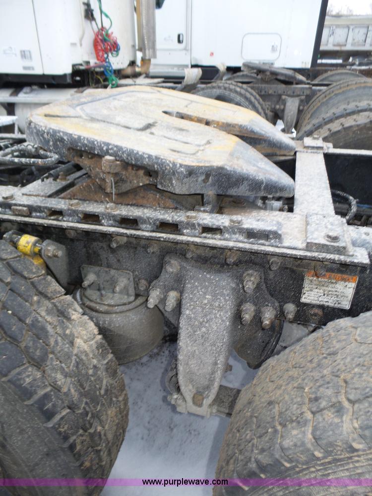 image for item J8795 2005 Freightliner Columbia semi truck