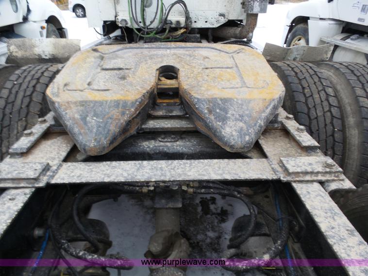 image for item J8795 2005 Freightliner Columbia semi truck