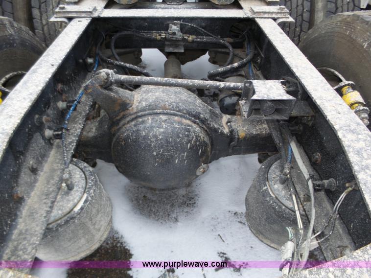 image for item J8795 2005 Freightliner Columbia semi truck