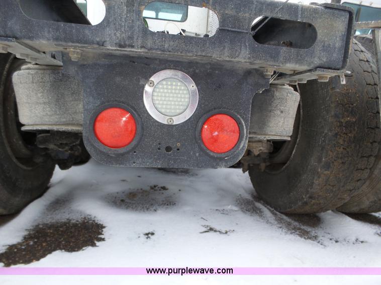 image for item J8795 2005 Freightliner Columbia semi truck