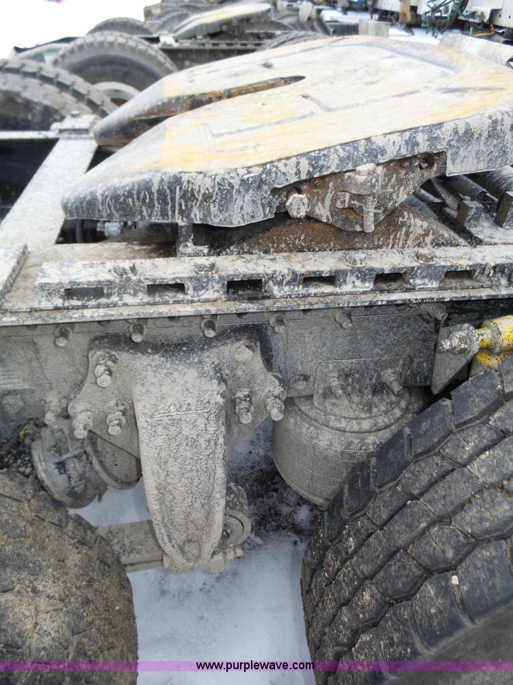 image for item J8795 2005 Freightliner Columbia semi truck