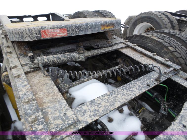 image for item J8795 2005 Freightliner Columbia semi truck