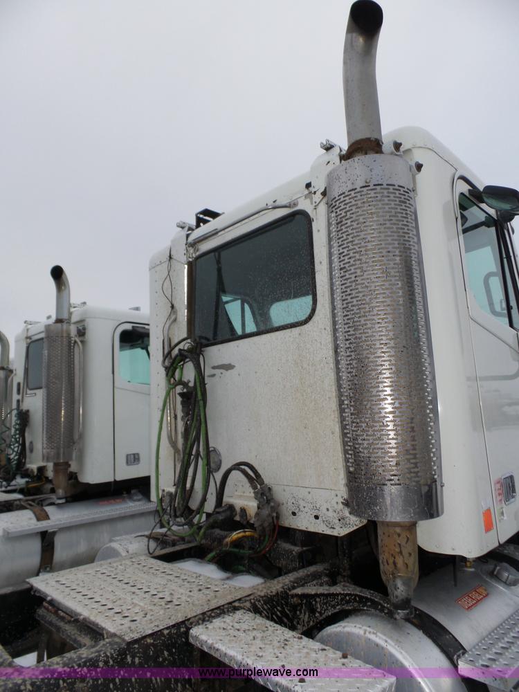 image for item J8795 2005 Freightliner Columbia semi truck