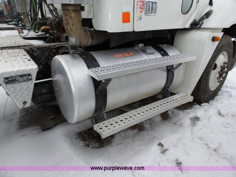 image for item J8795 2005 Freightliner Columbia semi truck