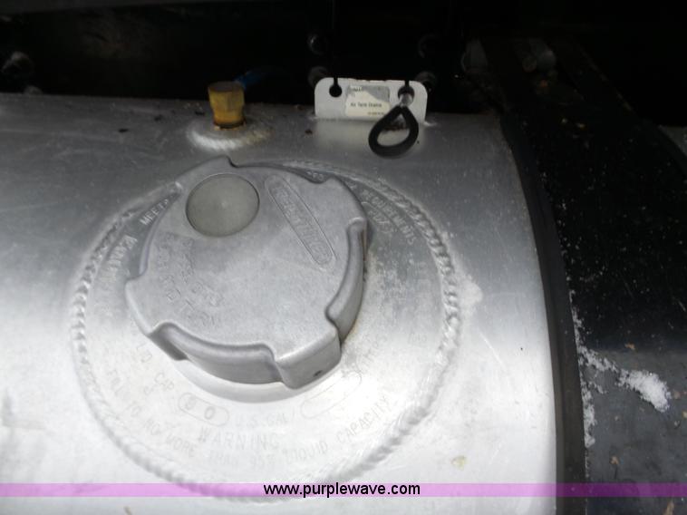 image for item J8795 2005 Freightliner Columbia semi truck