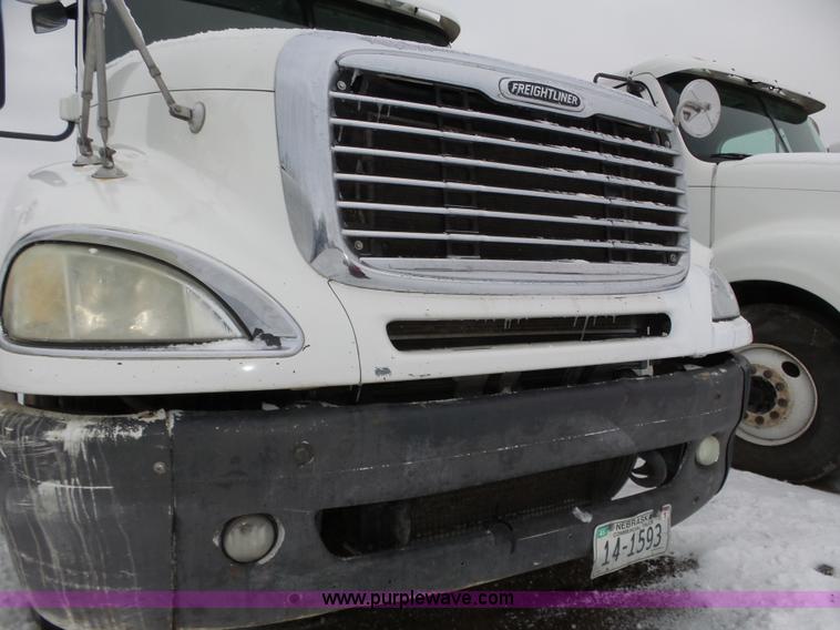 image for item J8795 2005 Freightliner Columbia semi truck