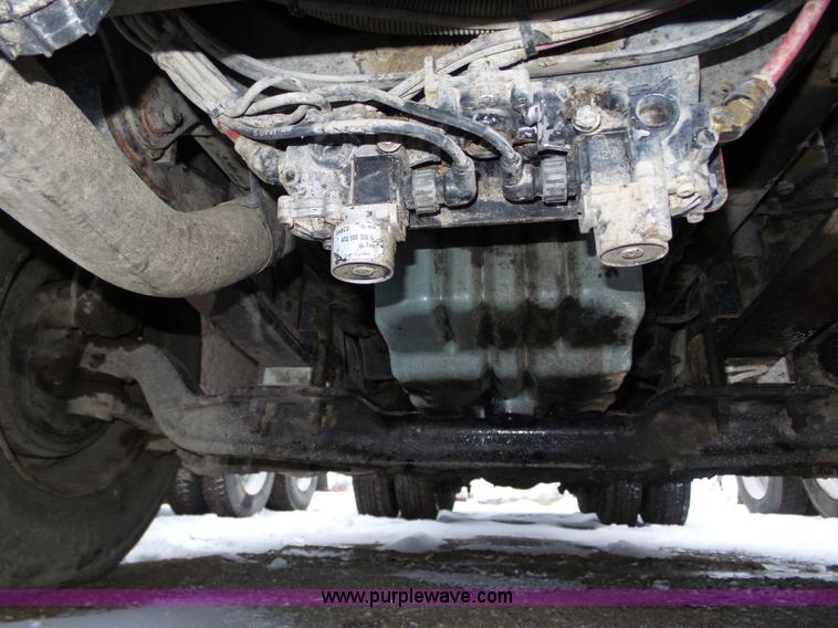 image for item J8795 2005 Freightliner Columbia semi truck