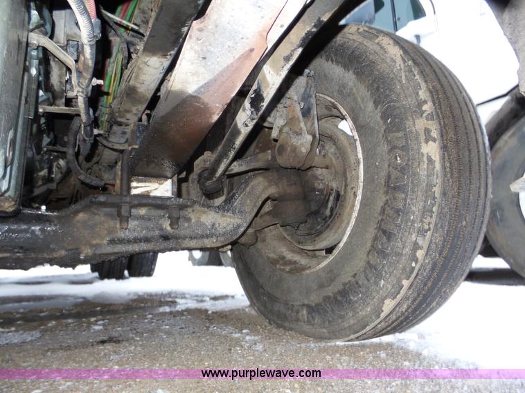 image for item J8795 2005 Freightliner Columbia semi truck