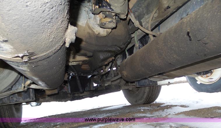 image for item J8795 2005 Freightliner Columbia semi truck