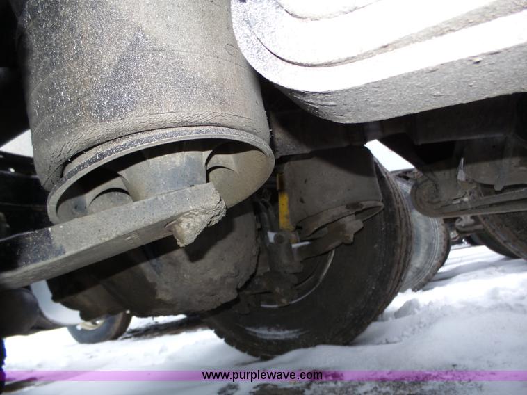 image for item J8795 2005 Freightliner Columbia semi truck