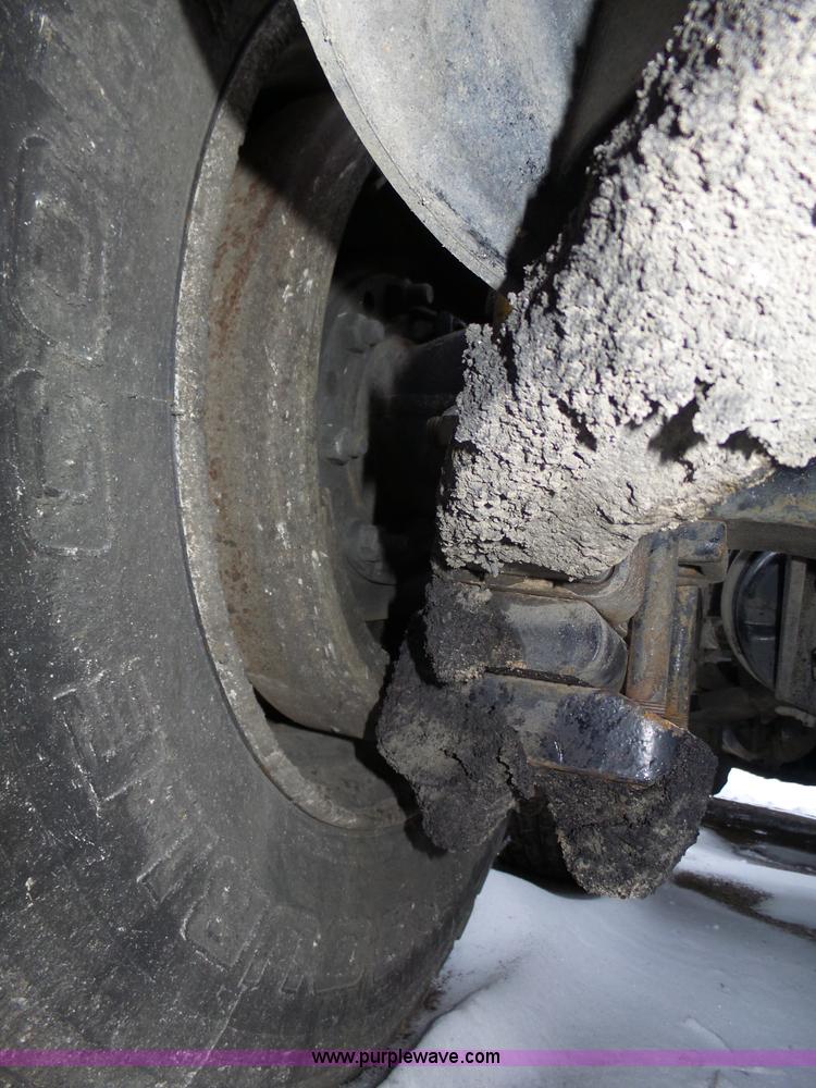 image for item J8795 2005 Freightliner Columbia semi truck