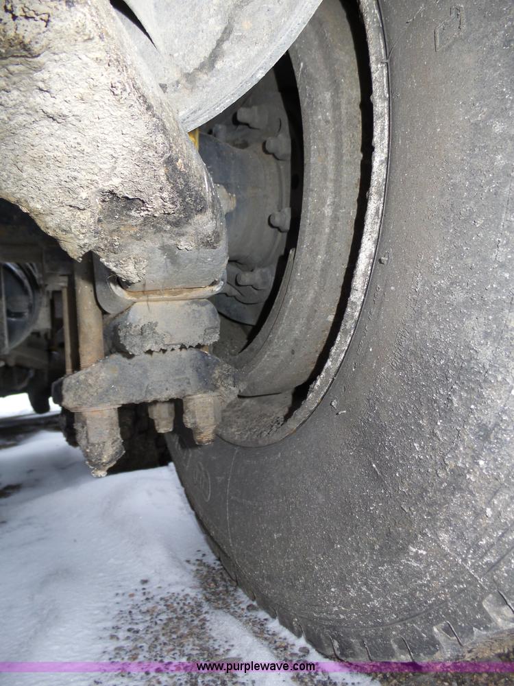 image for item J8795 2005 Freightliner Columbia semi truck