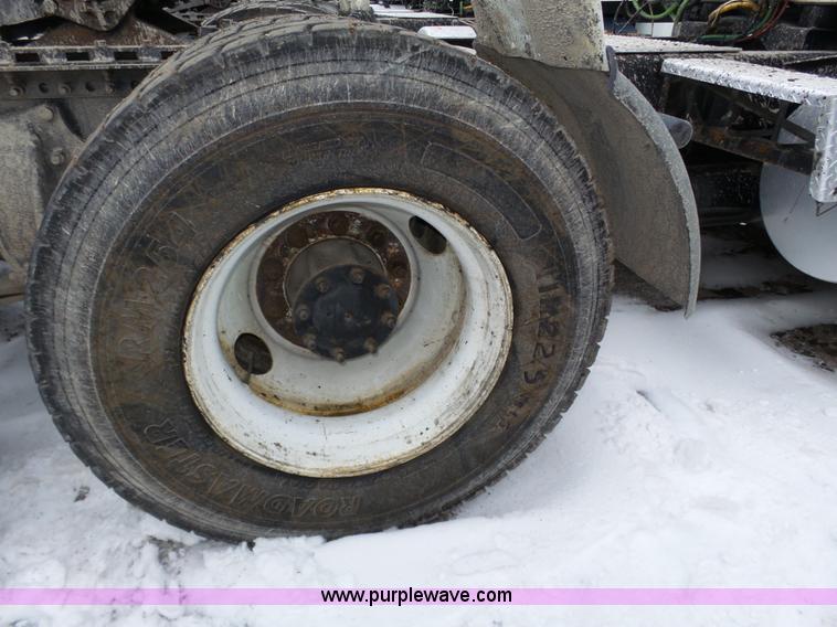 image for item J8795 2005 Freightliner Columbia semi truck