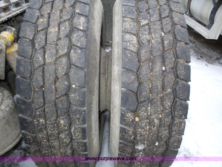 image for item J8795 2005 Freightliner Columbia semi truck